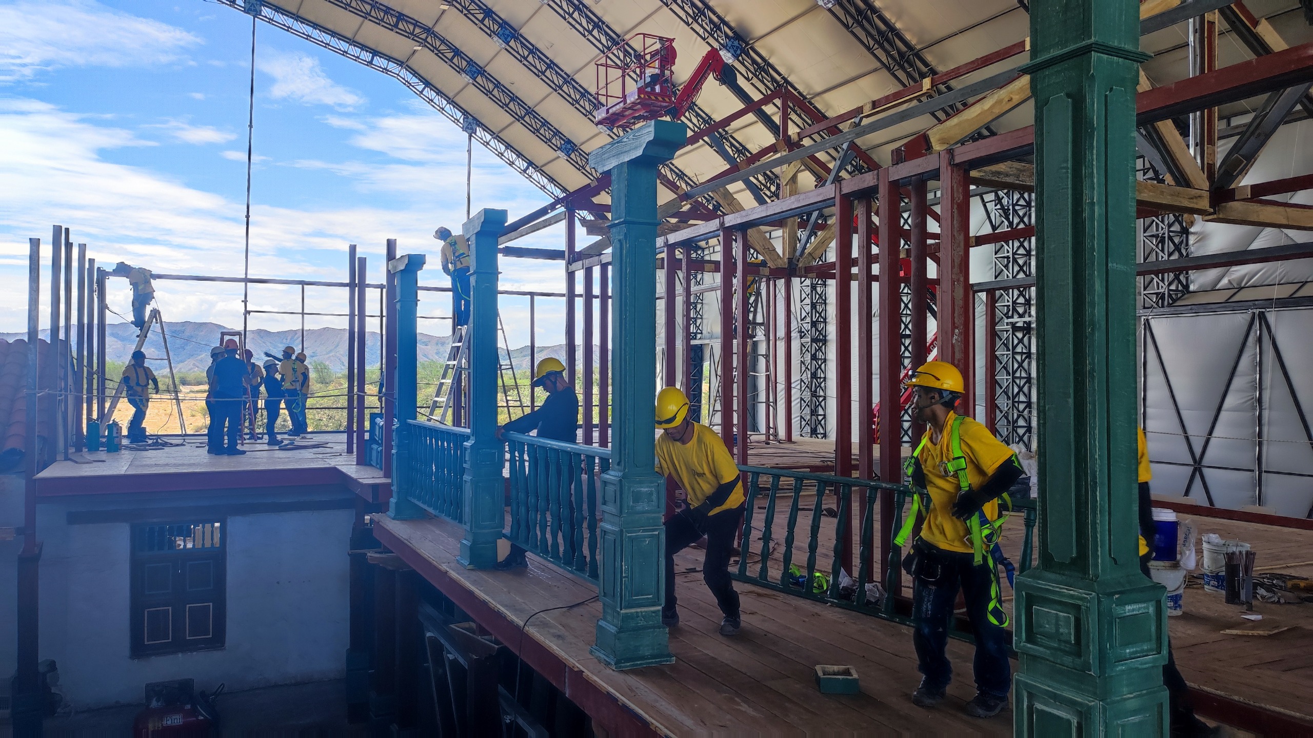 La construcción del segundo piso de la casa de los Buendía para la serie de Cien años de soledad.