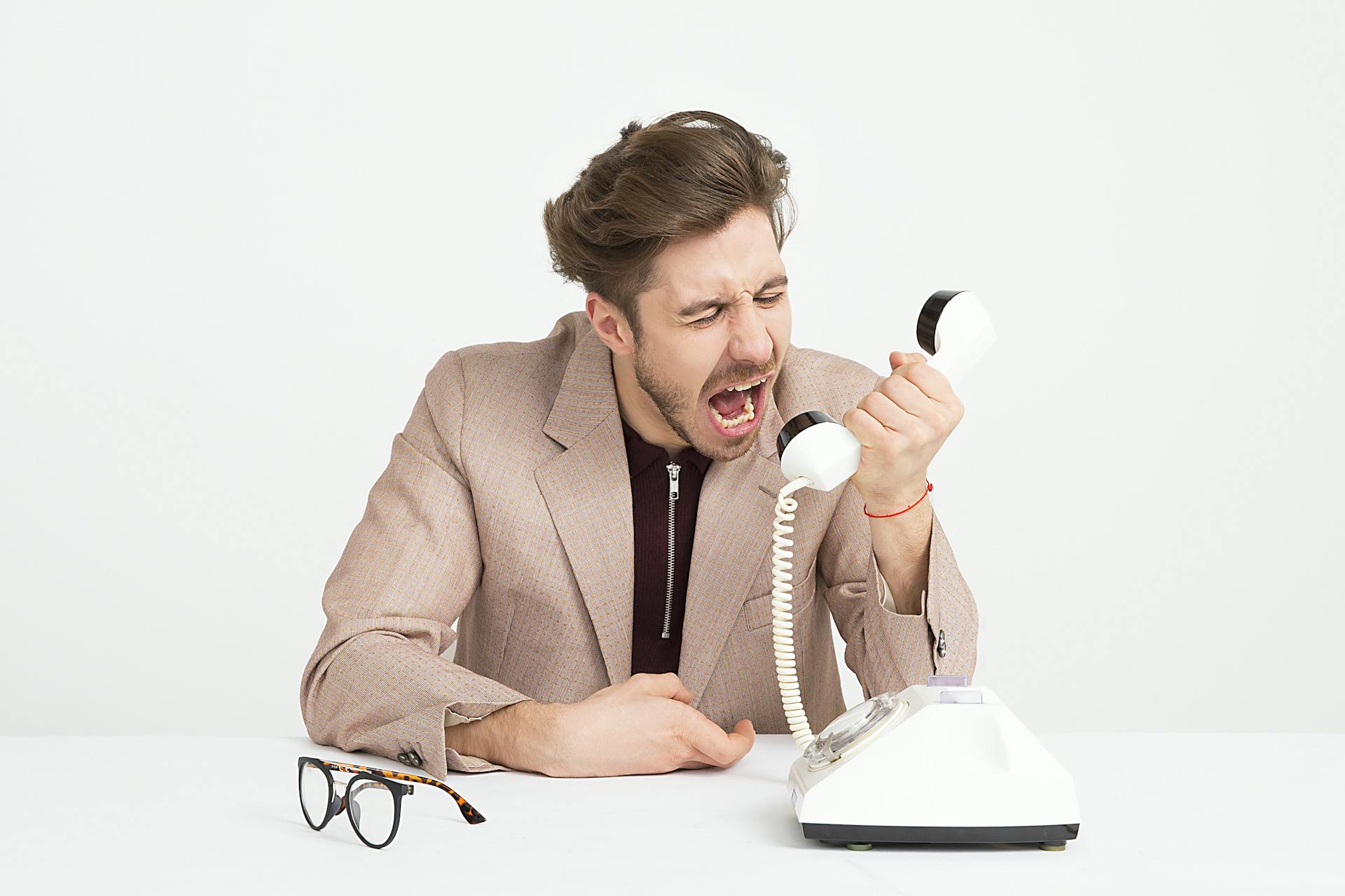 ¿Qué son los fraudes telefónicos y cómo puede prevenirlos?