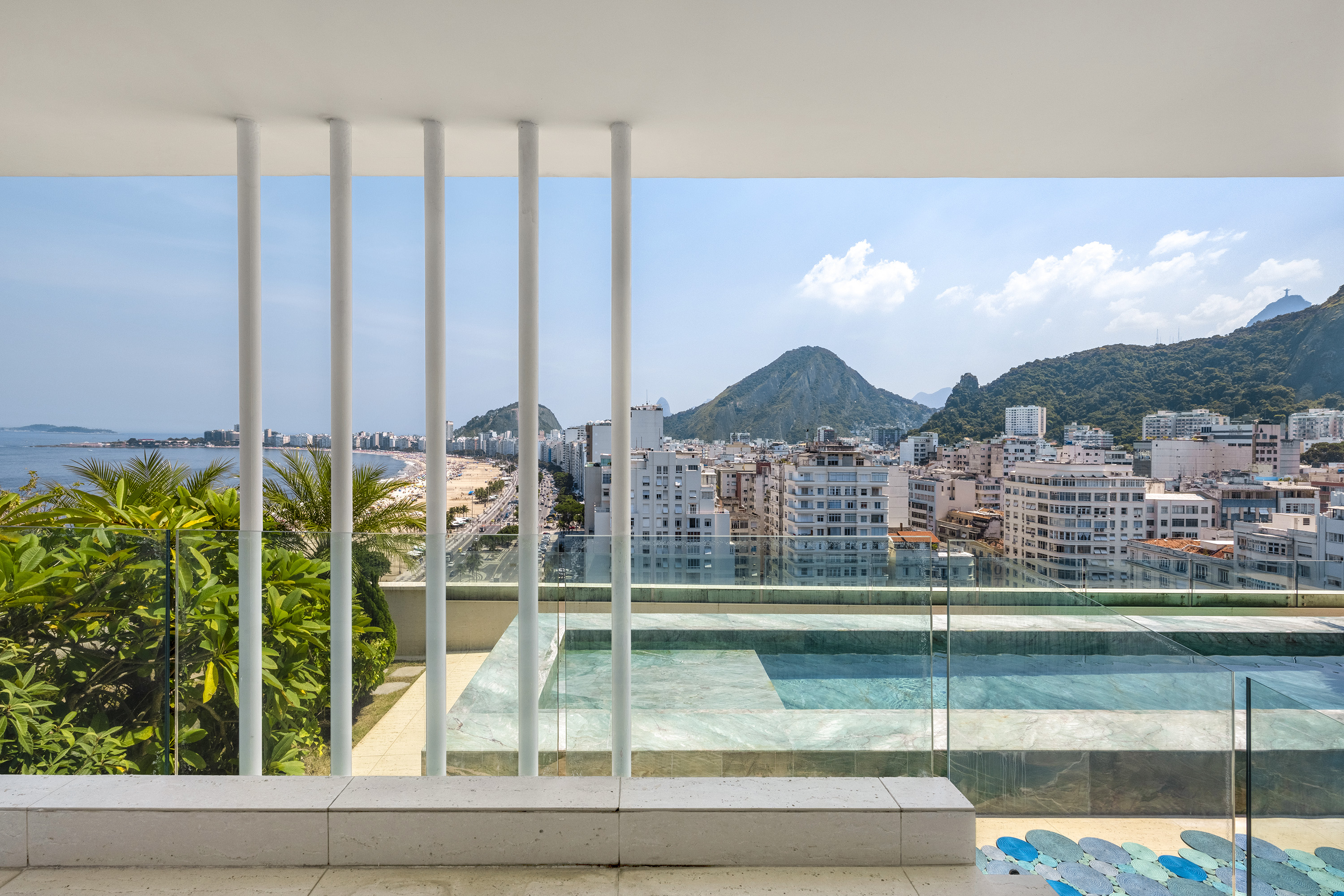 El penthouse está ubicado frente a la icónica playa de Copacabana.