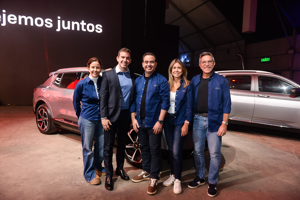 Chris Rego, Fabio Rua, Kleusner Lopes, Juliana López y Santiago Chamorro.