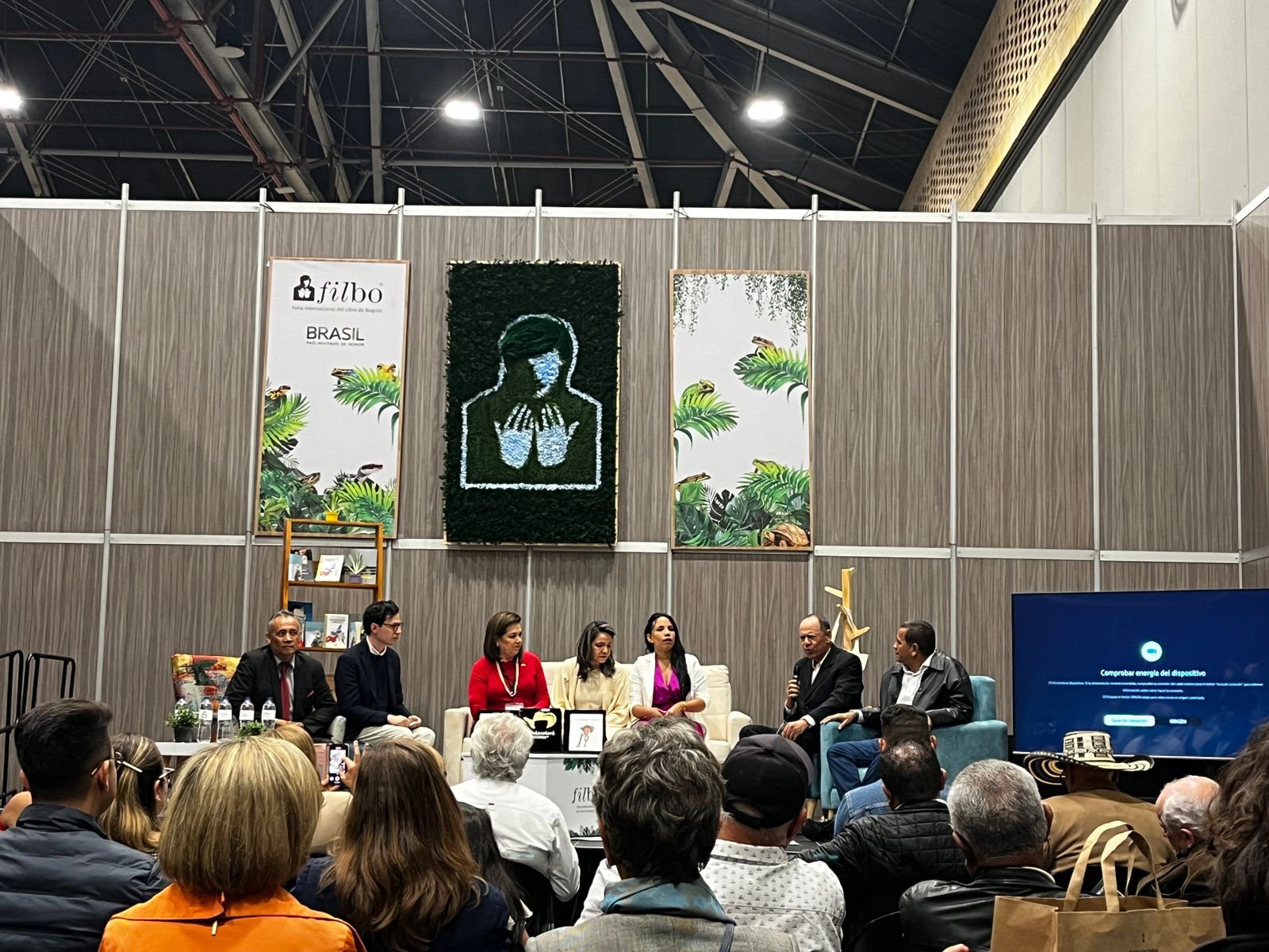 Lanzamiento del libro "La pollera colorá".