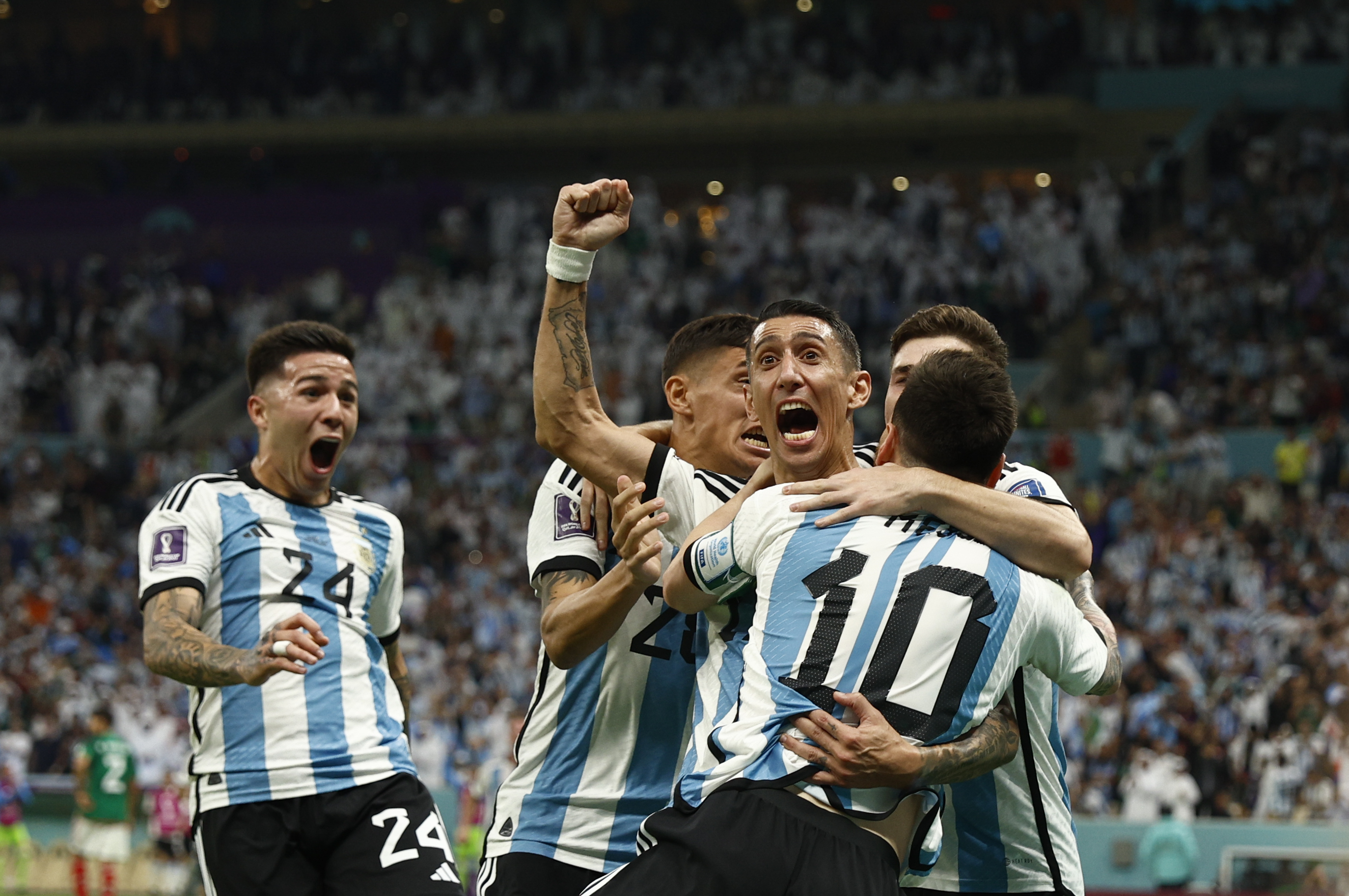 GR6004. LUSAIL (CATAR), 26/11/2022.- Jugadores de Argentina celebran hoy, en un partido de la fase de grupos del Mundial de Fútbol Qatar 2022 entre Argentina y México en el estadio de Lusail (Catar). EFE/ Rodrigo Jiménez