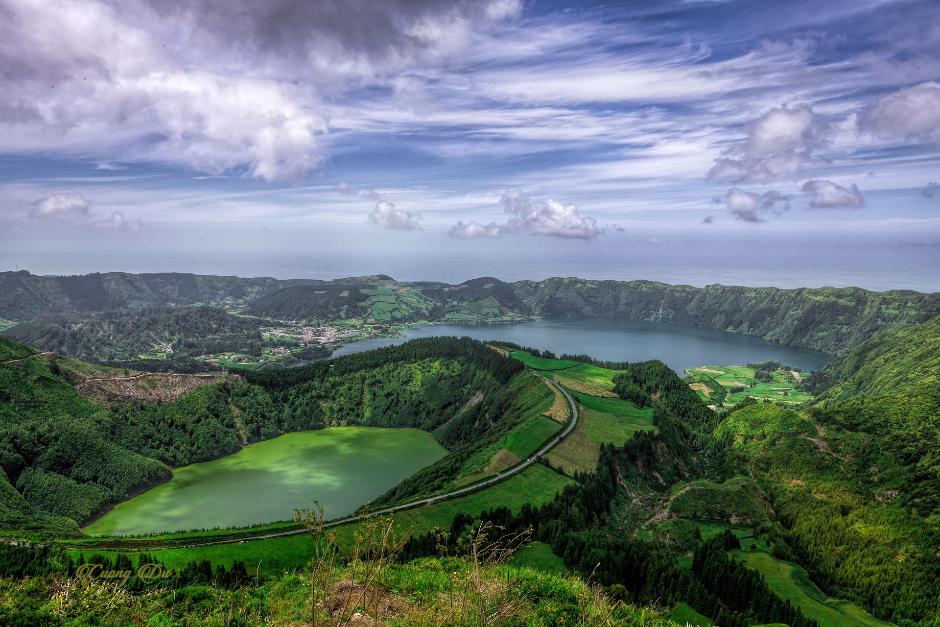 Azores, Portugal: Si le gusta la fauna marina, las nueve islas volcánicas de las Azores son tu lugar. Esta región de Portugal es como un oasis para las 28 especies de ballenas y delfines que la habitan. 
Además de sus maravillas naturales, destacan sus aguas termales y las numerosas iniciativas de la comunidad local para preservar este archipiélago volcánico tan especial.