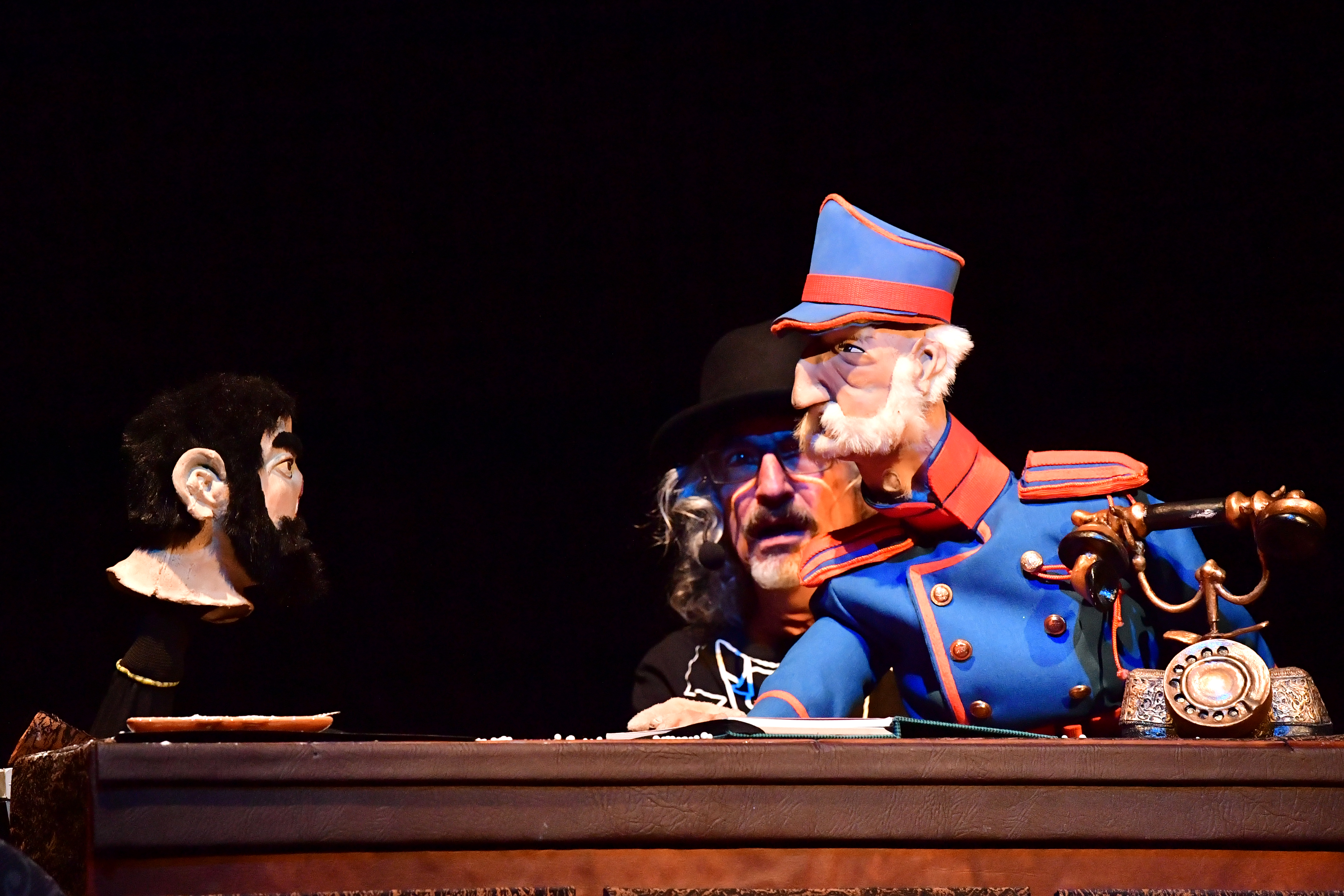 Obra de títeres para adultos del grupo de teatro de títeres de la Libélula Dorada, basada en un cuento de Nikolái Gógol.