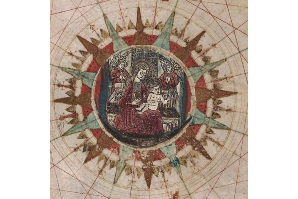 Detalle Rosa de los vientos con la Virgen y el niño.