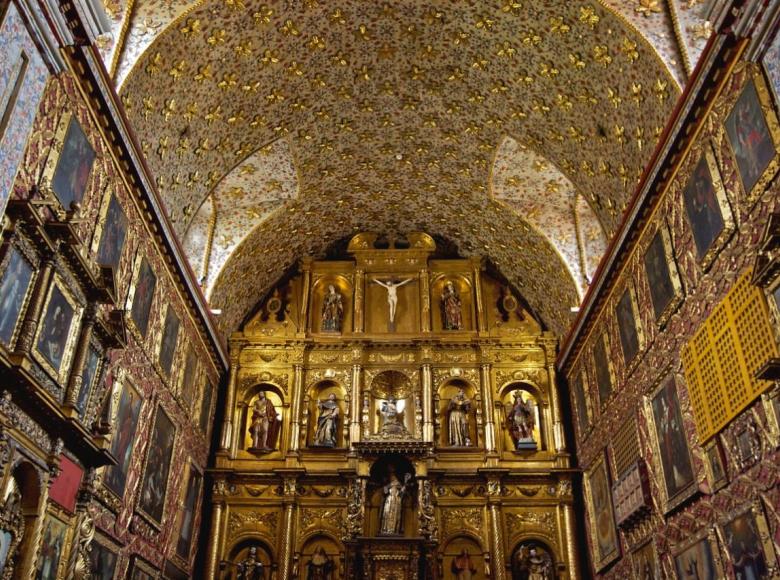 Museo Iglesia de Santa Clara: está ubicado en el Centro Histórico. Fue construido entre 1619 y 1647 por el arquitecto español, Matías de Santiago. En la antigüedad fue un templo, pero actualmente funciona como museo. Perteneció a la orden femenina franciscana de las Clarisas que se fundó en Santa Fe de Bogotá en el año de 1629.