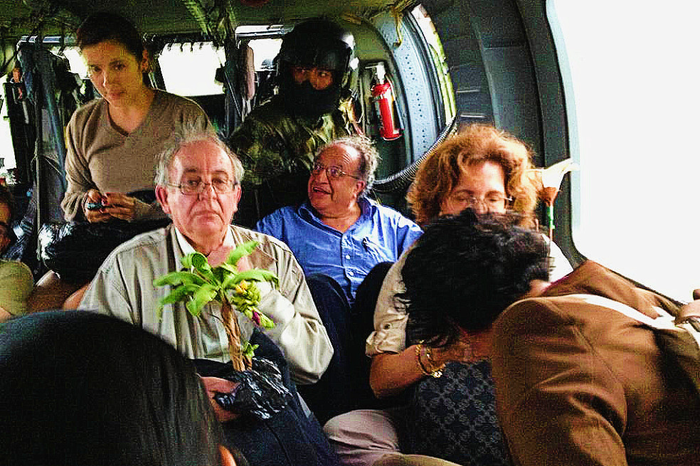 En la foto, en un helicóptero del Ejército, tras un evento organizado por Paula Moreno en Quibdó,
Malcolm Deas no suelta una planta que le regala un colectivo de mujeres de la región.