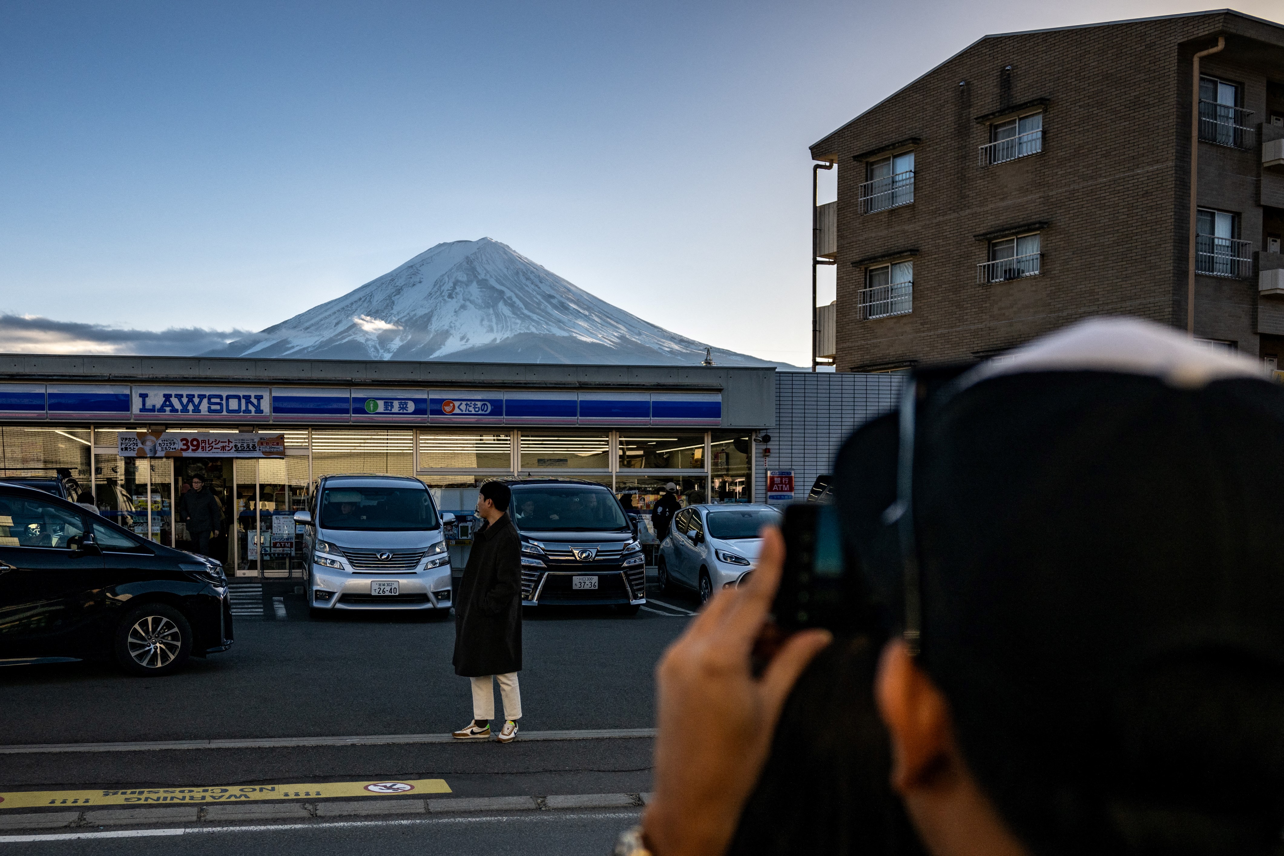 Pueblo japonés bloqueará una vista al monte Fuji ante los turistas molestos