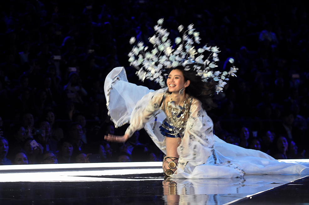 La caída de Ming Xi en el Victoria’s Secret Fashion Show 2017
