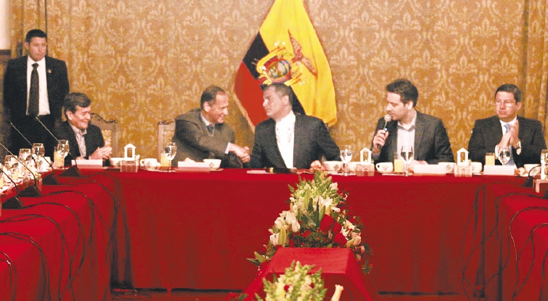 El presidente Rafael Correa, ayer en un desayuno con las delegaciones de paz. / Cortesía