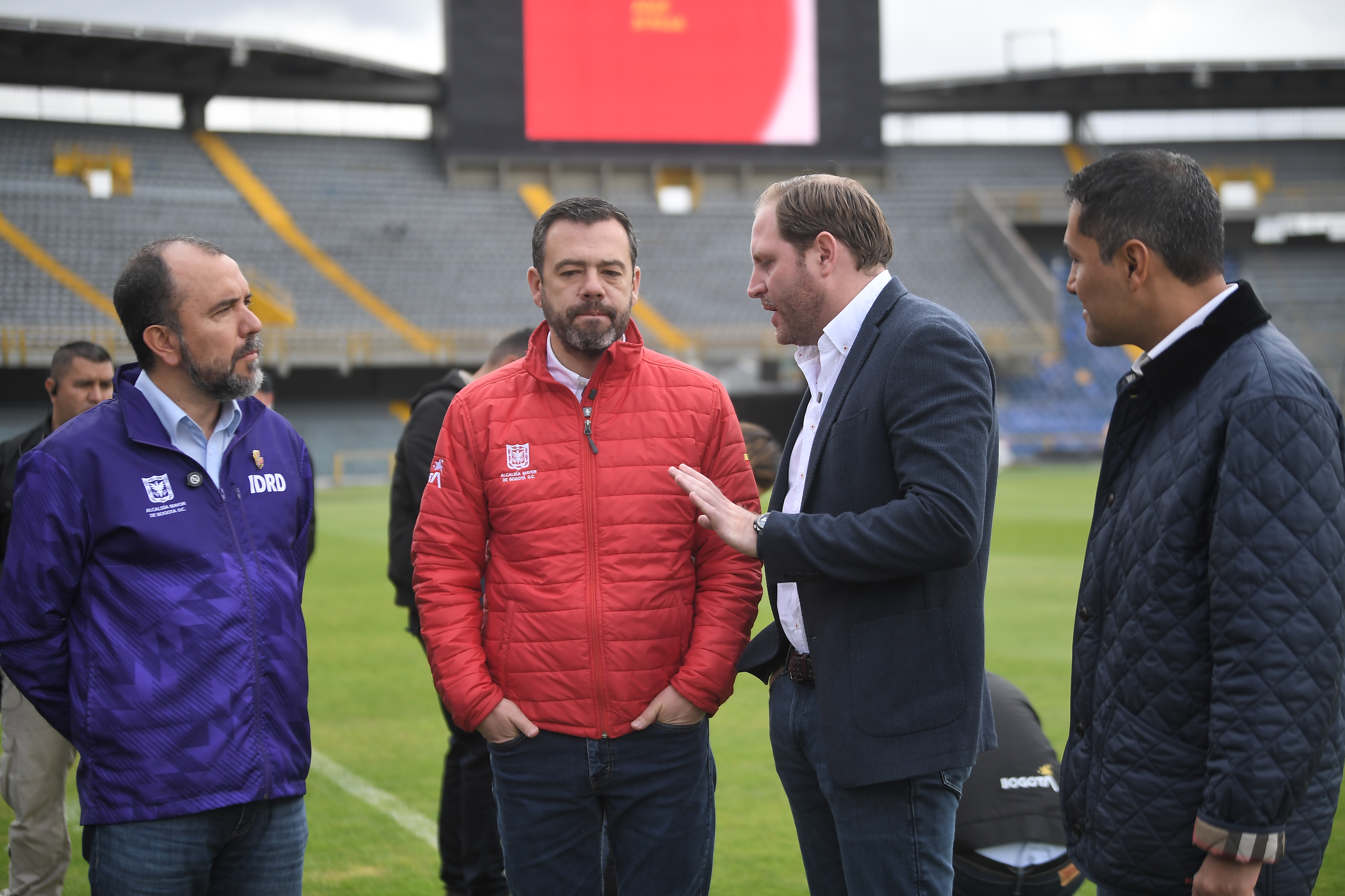 Alcalde de Bogotá durante la rueda de prensa de Sencia, para anunciar la construcción de un estadio para más de 50 mil personas alterno al actual estadio El Campín. Lo acompaña Daniel García, director del IDRD y Mauricio Hoyos, SEO de Sencia