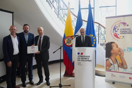 Colegio Helvetia de Bogotá, recibió Sello Francófono por la Embajada de Francia