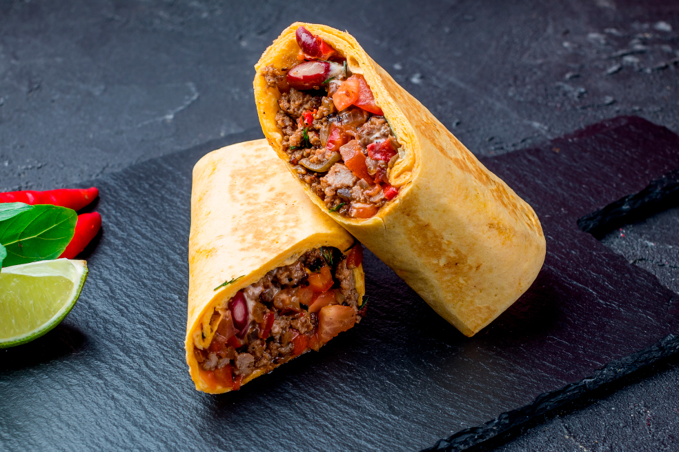 Aprende a preparar unos burritos de pollo en salsa de fríjoles negros