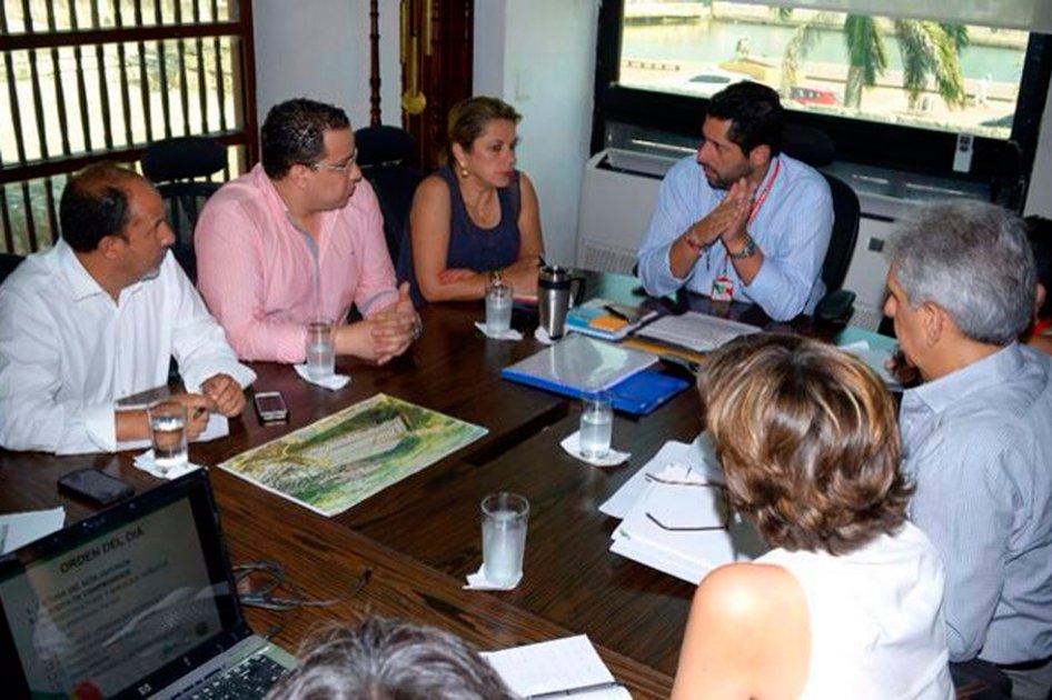 Patricia Duque, superintendente de Servicios Públicos Domiciliarios y el alcalde de Cartagena, Dionisio Vélez Trujillo, junto a los delegados de las empresas recolectoras.