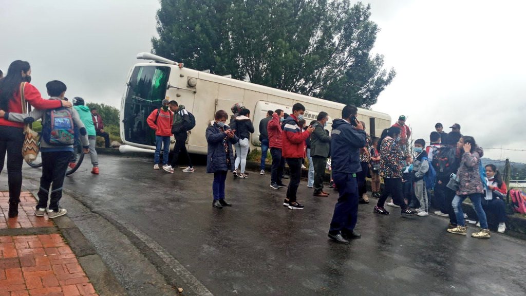 Bus escolar con 18 niños se volcó en una vía de Cundinamarca