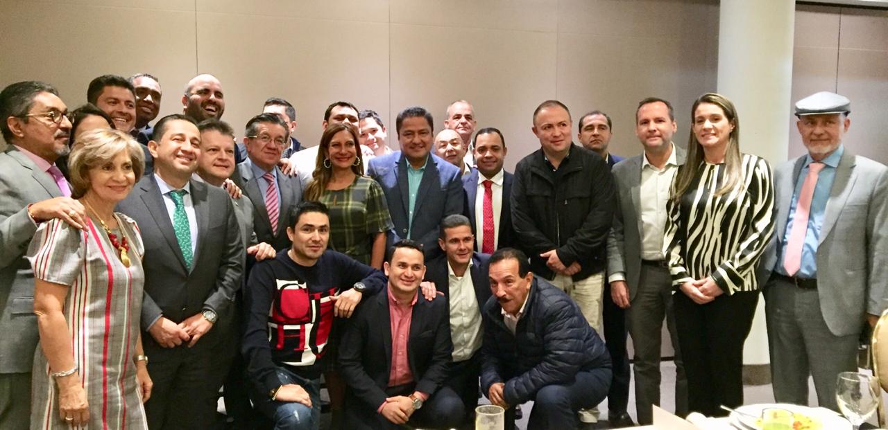 “De manera unánime expresamos al doctor Fernando Ruiz Gómez, nuevo ministro de Salud, nuestro respaldo a su designación. Difícilmente un colombiano se encuentra más preparado para ocupar esa posición”, declaró la bancada, destacando que el funcionario es médico cirujano de la Universidad Javeriana, cuenta con maestría en salud pública de la Universidad de Harvard y con doctorado en salud pública.