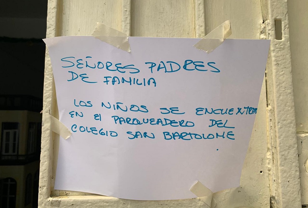 Este es el letrero que dejaron en el jardín para avisar de la evacuación a los acudientes de los menores.Diego OjedaLa resistencia a no abandonar el lugar en el que han vivido durante décadas los llevó a improvisar un 'cambuche' para pasar la noche. Imágenes conocidas por este medio dan cuenta de cómo muchos se refugiaron sentados en sillas plásticas y debajo de un extenso plástico. Otros, como pudieron, armaron unas carpas en medio de la calle. Algunos se turnaron para hacer guarda en la madrugada.