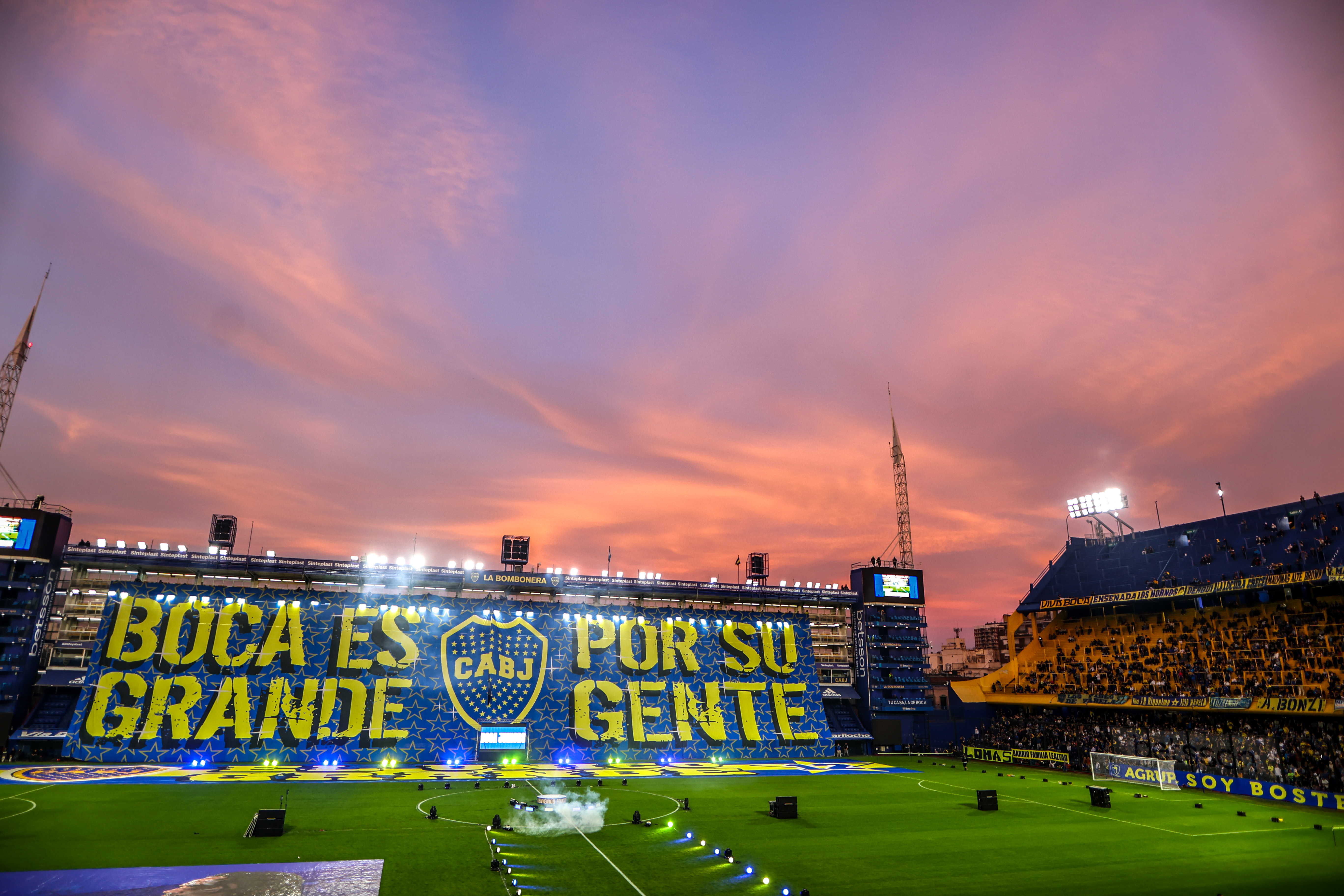 AME6841. BUENOS AIRES (ARGENTINA), 31/07/2023.- Hinchas asisten a la presentación oficial como futbolista de Boca Juniors del delantero uruguayo Edinson Cavani, hoy en Buenos Aires (Argentina). Cavani expresó que "es una responsabilidad muy grande" vestir la camiseta auriazul, especialmente "en los últimos años" de su carrera. El 'Matador', de 36 años, hizo estas declaraciones durante la rueda de prensa oficial, en la que estuvo acompañado por el presidente del club, Jorge Ameal, que tuvo lugar en el Estadio Alberto J. Armando 'La Bombonera', antes de su salida ante las decenas de miles de aficionados que colmaron la mítica cancha del barrio de La Boca. EFE/ Juan Ignacio Roncoroni
