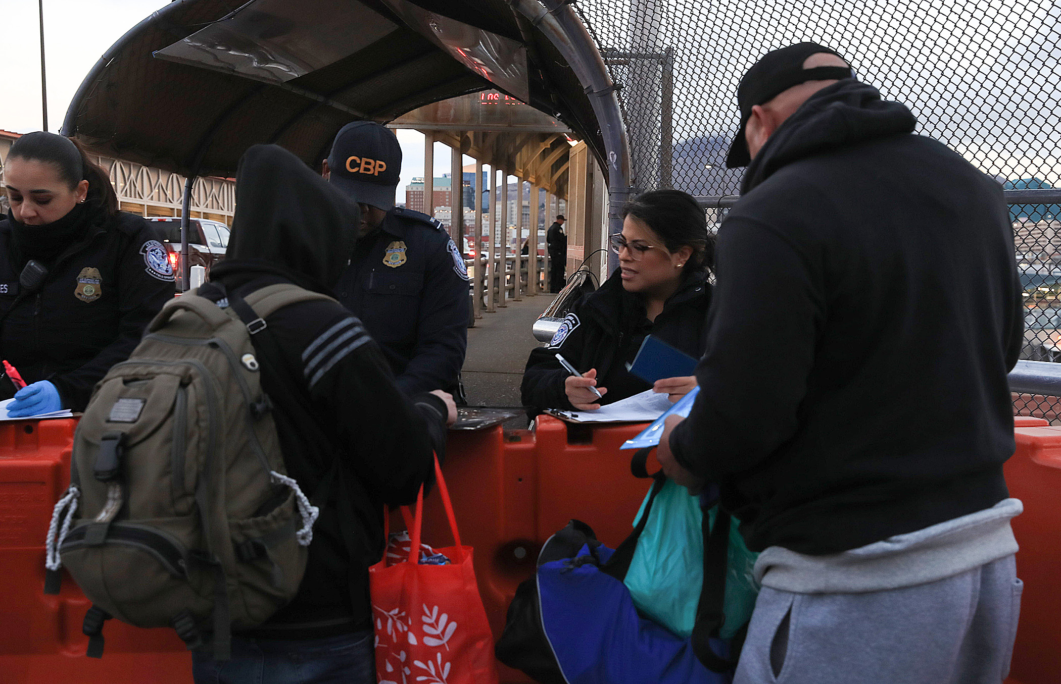 MEX4518. CIUDAD JUÁREZ (MÉXICO), 06/11/2024.- Personas hacen fila para cruzar la frontera hacia Estados Unidos en el Puente Internacional Paso del Norte este martes, en Ciudad Juárez (México). La dura política migratoria de Donald Trump, quien este miércoles ganó la elección presidencial en Estados Unidos, en la que ha estigmatizando a los migrantes, provocará un aumentó en el flujo de migrantes en la frontera norte de México, señalaron activistas y migrantes. EFE/ Luis Torres