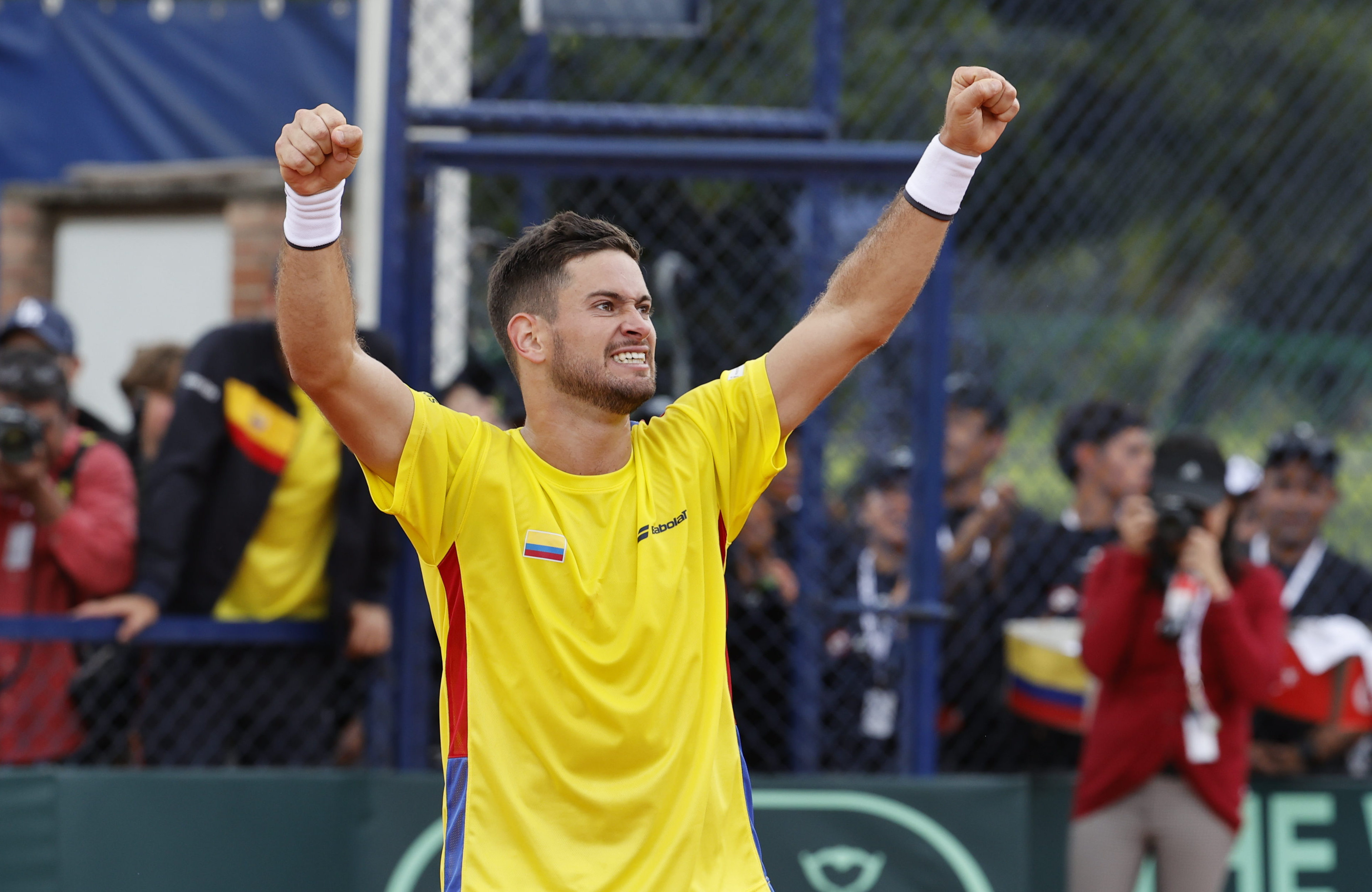 AME7838. BOGOTÁ (COLOMBIA), 17/09/2022.- El tenista colombiano Nicolás Mejía celebra tras vencer al turco Altug Celikbilek durante un partido por la Copa Davis en el Carmel Club Campestre de Bogotá (Colombia). EFE/ Mauricio Duenas Castaneda