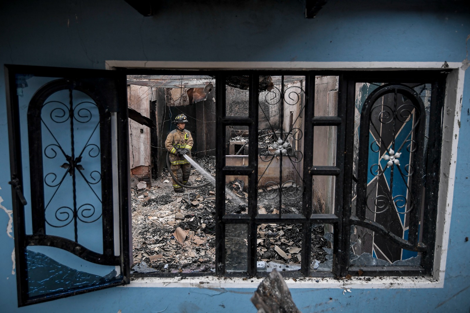 Durante la madrugada, bomberos de diferentes estaciones de Bogotá, trabajaron para sofocar las llamas que afectaron 22 viviendas en la localidad de Santa Fe.