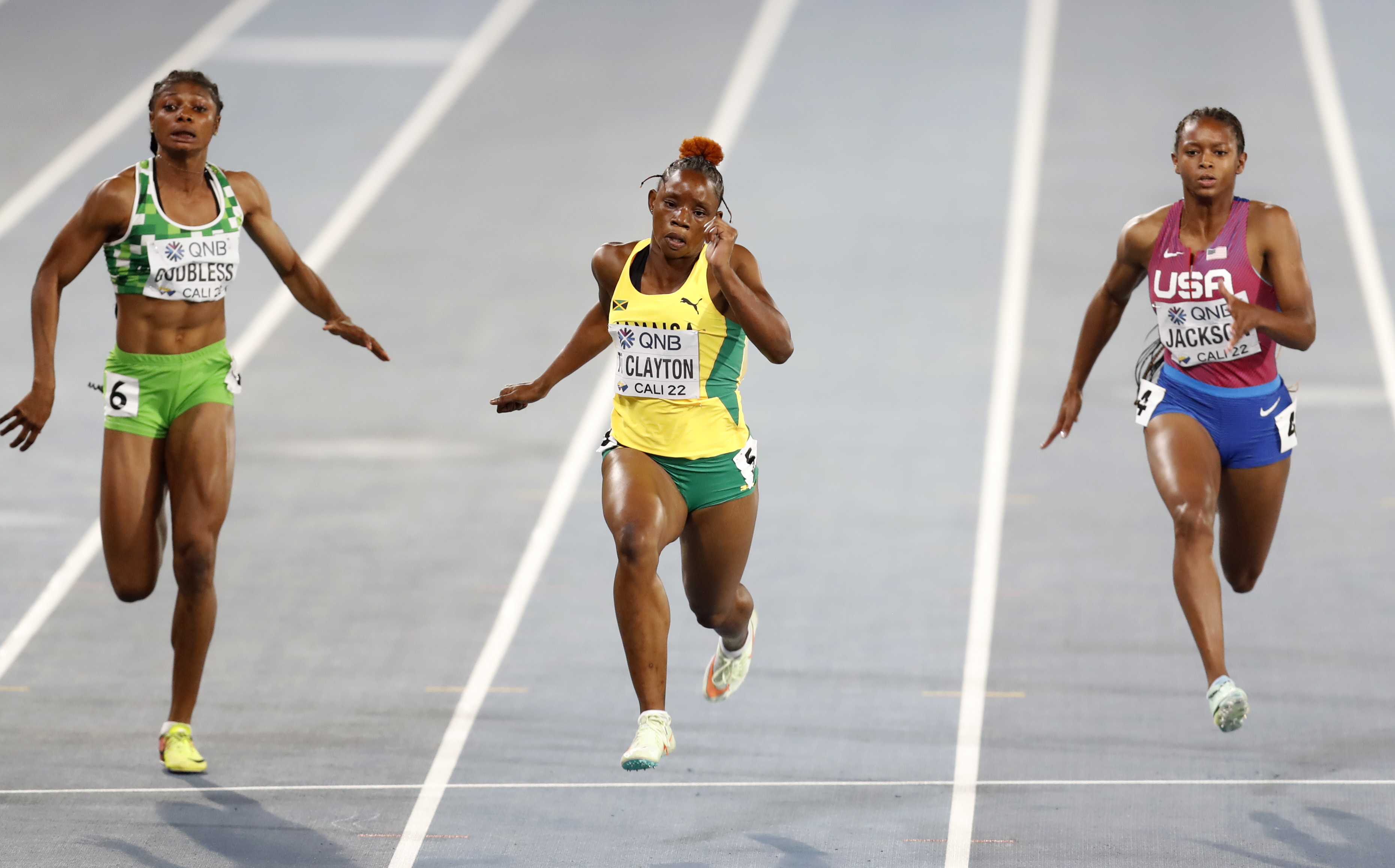 AME7157. CALI (COLOMBIA), 03/08/2022.- Tina Clayton (c) de Jamaica compite hoy en la prueba de 100m mujeres durante el Campeonato Mundial de Atletismo Sub20 Cali 2022, en el Estadio Pascual Guerrero en Cali (Colombia). La jamaiquina ganó el oro e impuso un nuevo récord de campeonato. EFE/ Ernesto Guzmán