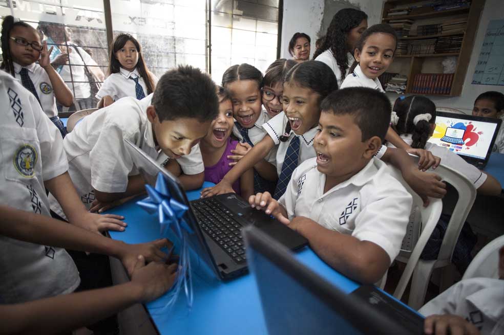 ‘Profes’ que se apoderan de la tecnología en el aula
