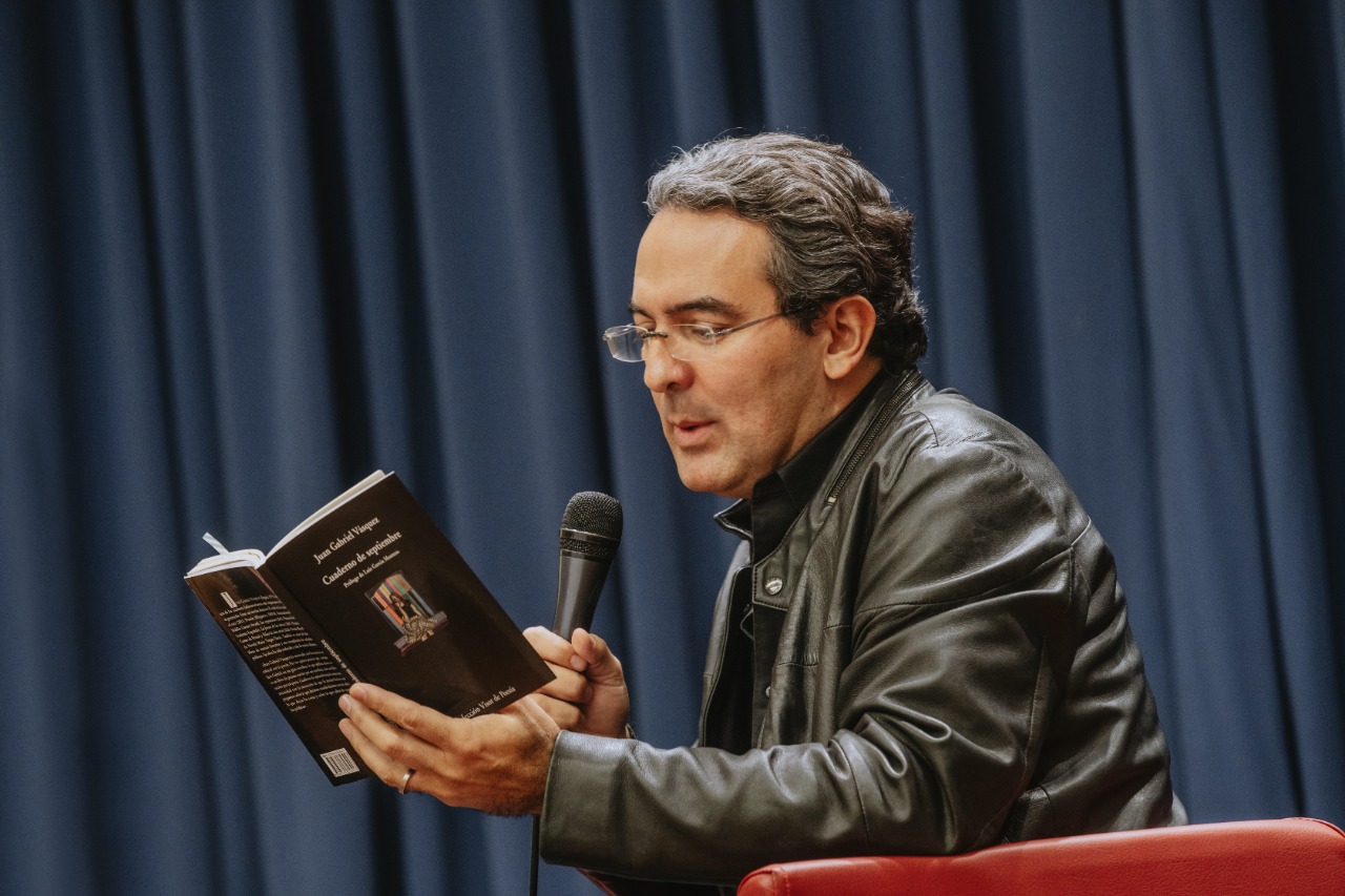 Juan Gabriel Vásquez leyendo uno de los poemas que publicó en "Cuaderno de septiembre" bajo el sello Visor.