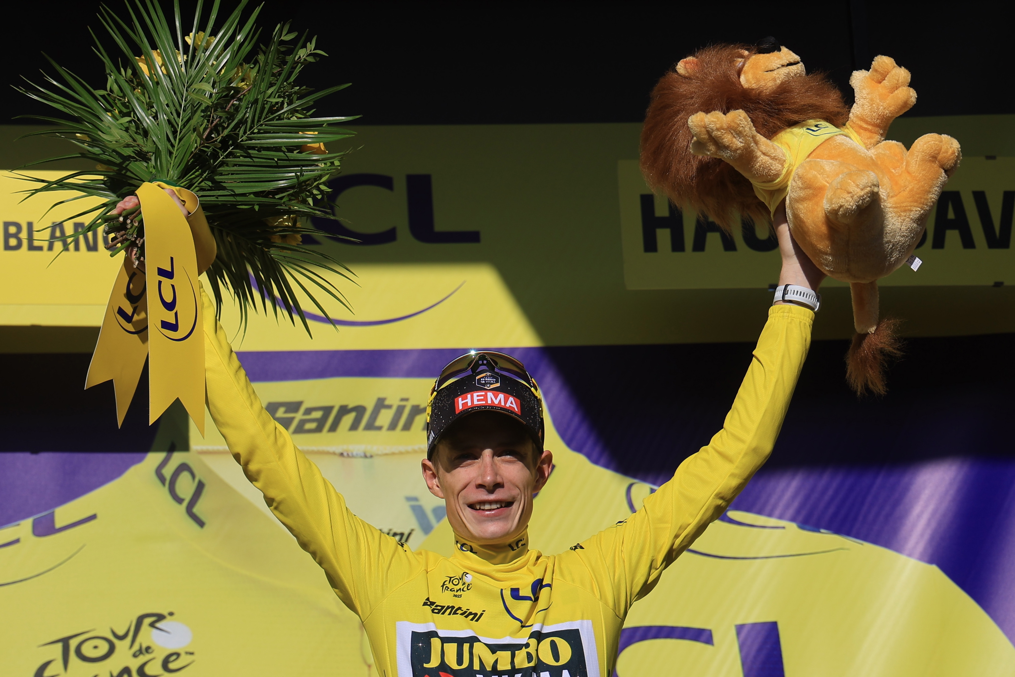 Saint-gervais Mont-blanc Le Bett (France), 16/07/2023.- Danish rider Jonas Vingegaard of team Jumbo-Visma celebrates on the podium retaining the overall leader's yellow jersey after the 15th stage of the Tour de France 2023, over 180kms from Les Gets les Portes du Soleil to Saint-Gervais Mont-Blanc le Bettex, France, 16 July 2023. (Ciclismo, Francia) EFE/EPA/MARTIN DIVISEK