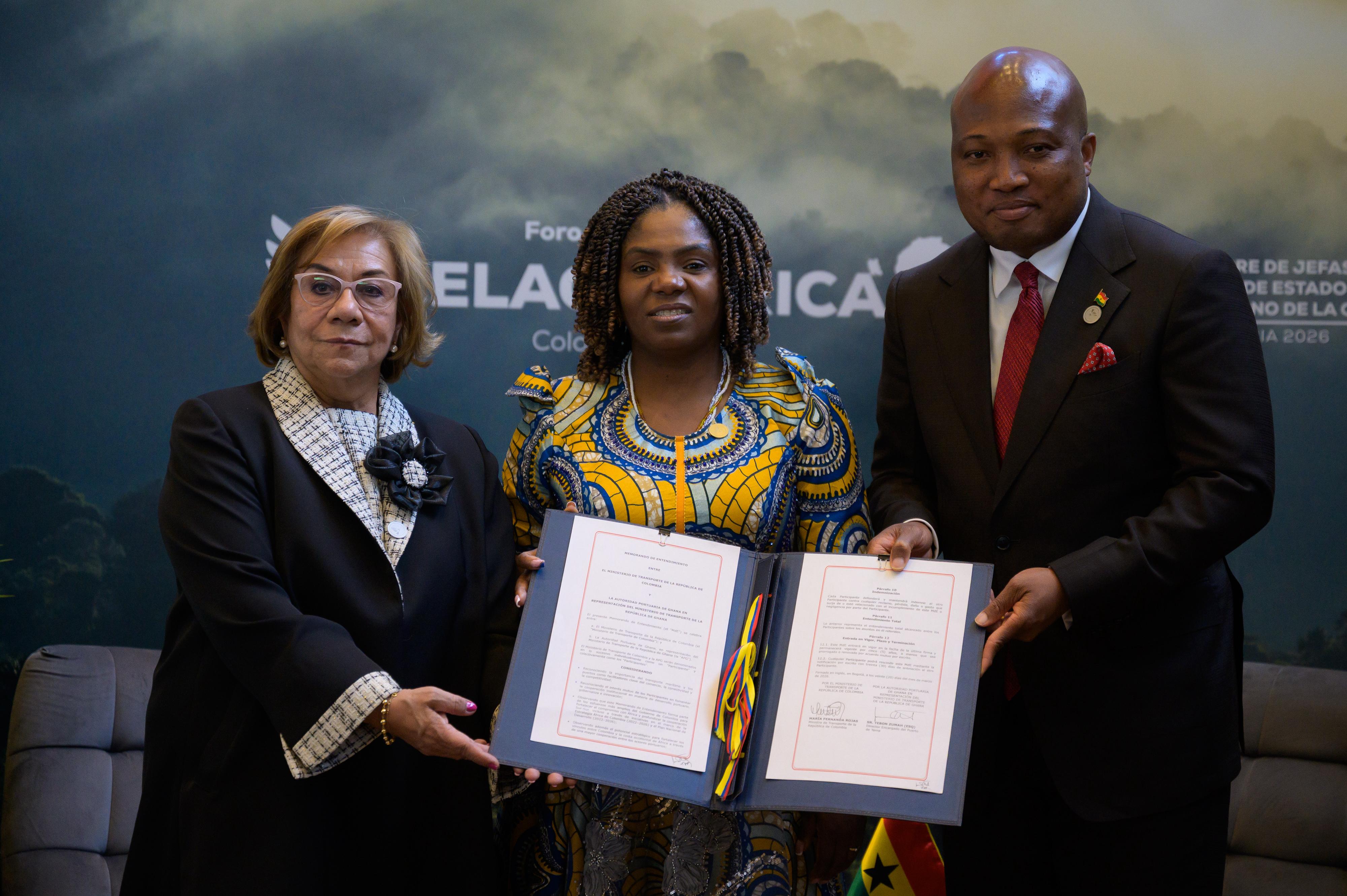 Canciller Rosa Villavicencio; vicepresidenta Francia Márquez, y el ministro de Relaciones Exteriores de Ghana, Samuel Okudzeto Ablakwa.