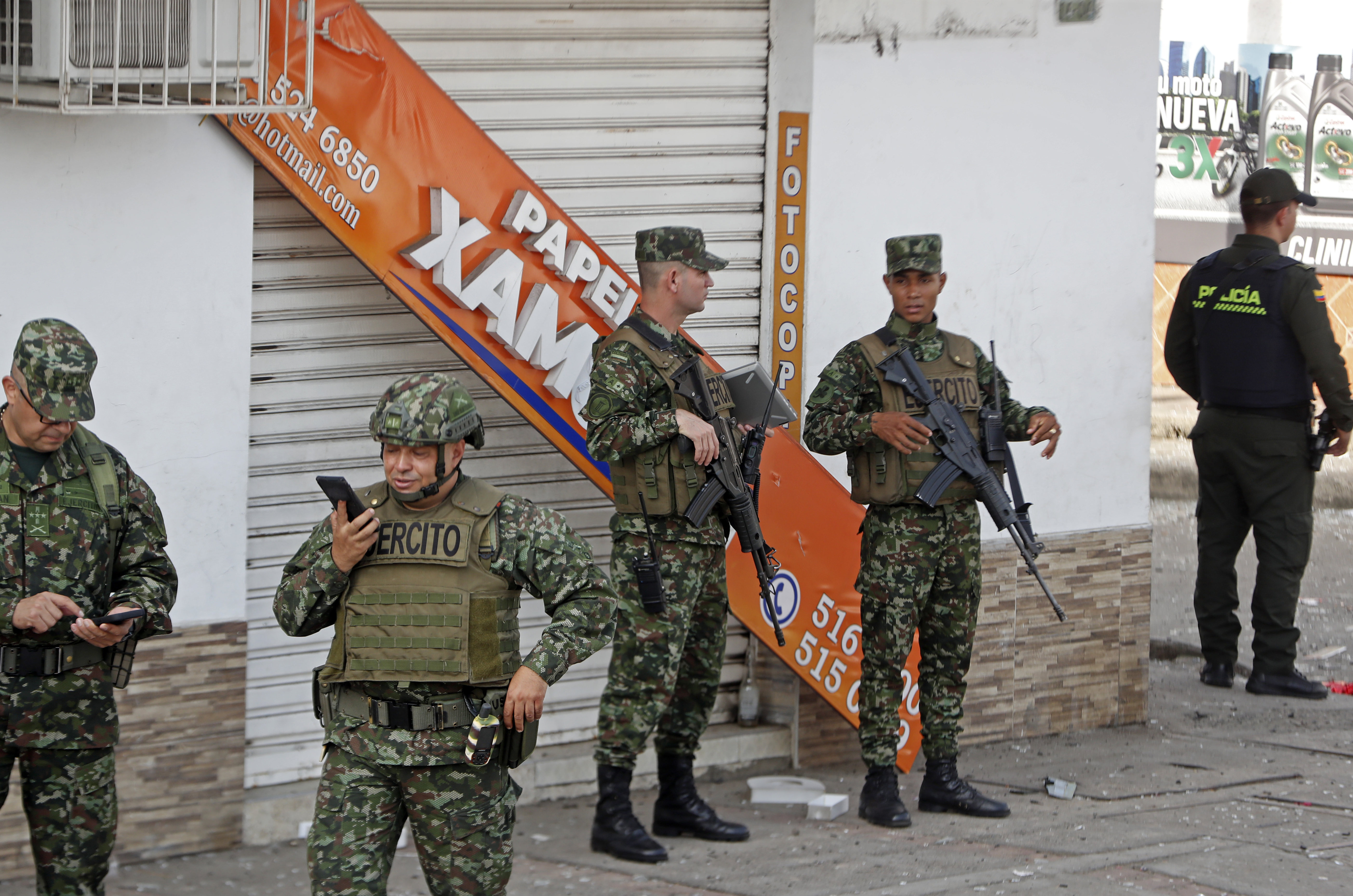 AME7525. JAMUNDÍ (COLOMBIA), 20/05/2024.- Soldados del Ejército de Colombia custodian el lugar donde explotó un artefacto este lunes en Jamundí (Colombia). Al menos cinco personas resultaron heridas este lunes en un atentado perpetrado en Jamundí, en el departamento colombiano del Valle del Cauca (suroeste), mientras que los habitantes de la localidad de Morales, en el vecino departamento del Cauca, denunciaron un hostigamiento de presuntos disidentes de las FARC. EFE/Ernesto Guzmán