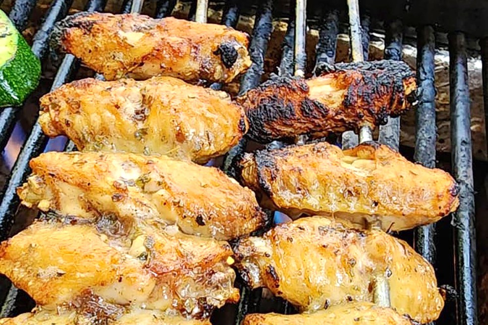 Receta para preparar alitas de pollo marinadas y parrilladas