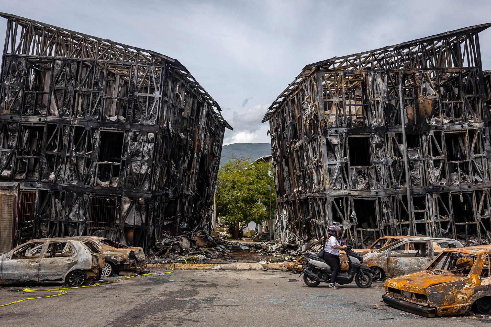 AME6292. LA GUAIRA (VENEZUELA), 30/06/2026.- Fotografía que muestra edificios que hacían parte del programa social Misión Vivienda del presidente fallecido Hugo Chávez destruidos tras los terremotos que asolaron a Venezuela la semana pasada, este martes, en La Guaira (Venezuela). EFE/ Miguel Gutiérrez
