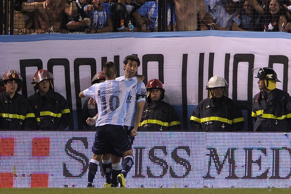 Gabriel Milito festeja el gol que le dio a Racing el liderato en Argentina. Foto: AFP