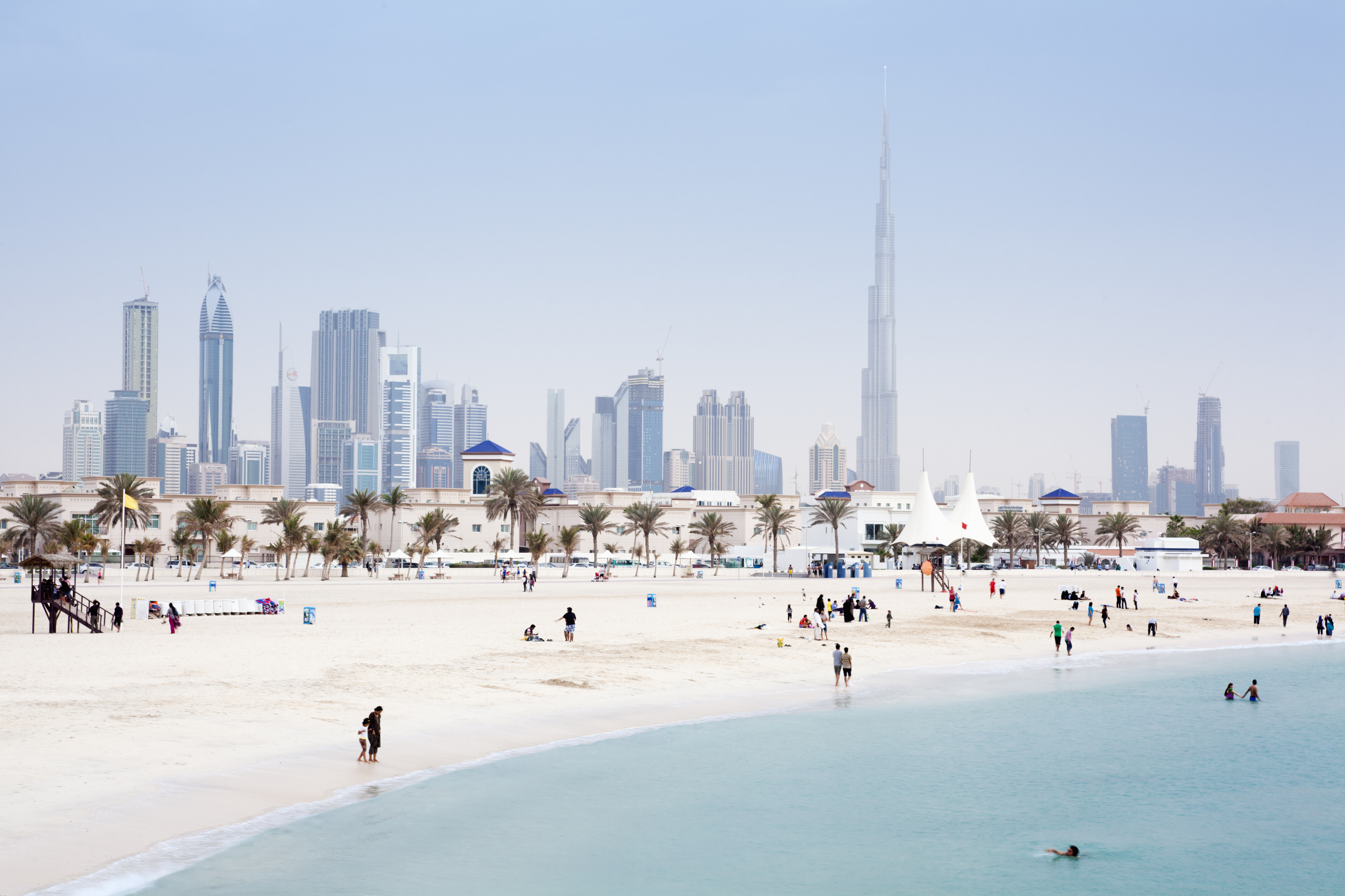 Cada día llegan miles de viajeros a Dubai con ganas de conocer sus altísimos rascacielos, disfrutar de sus playas y conocer de cerca la historia de este estado emiratí.