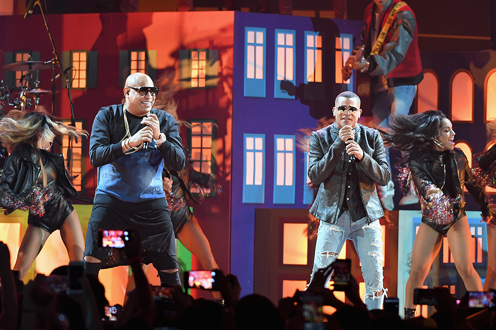 Gente de Zona lanza «Te duele»