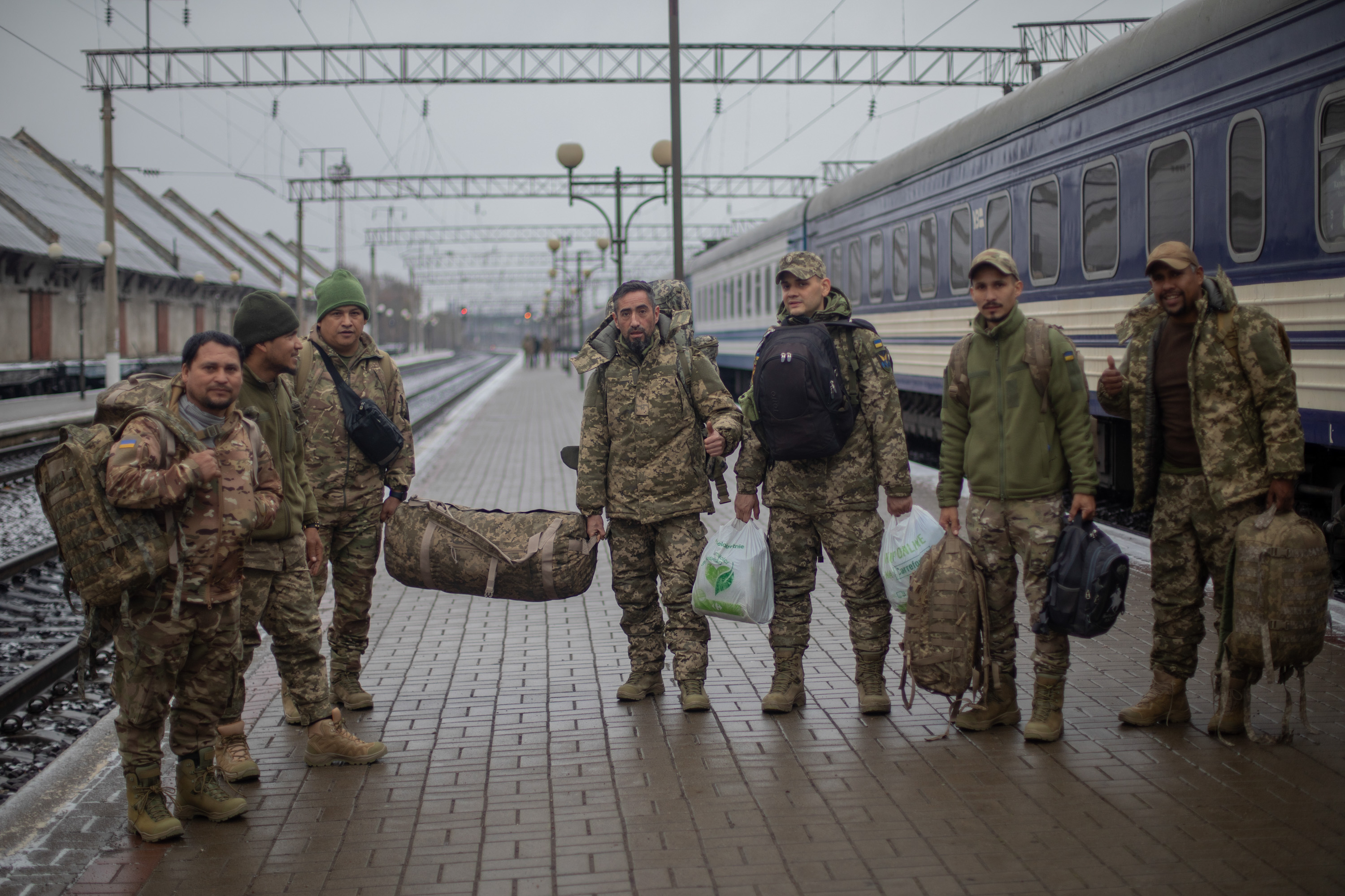 Después de combatir en uno de los frentes más hostiles en la región de Dnipro, un grupo de legionarios colombianos regresan a tomar unos días de descanso en Ternópil.