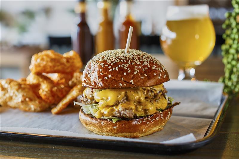 “Smash burger” con tocineta casera y queso: receta americana fácil y jugosa