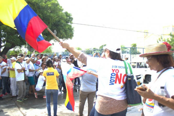 Cadena humana en monumento de las botas viejas en Cartagena para apoyar el No en el plebiscito