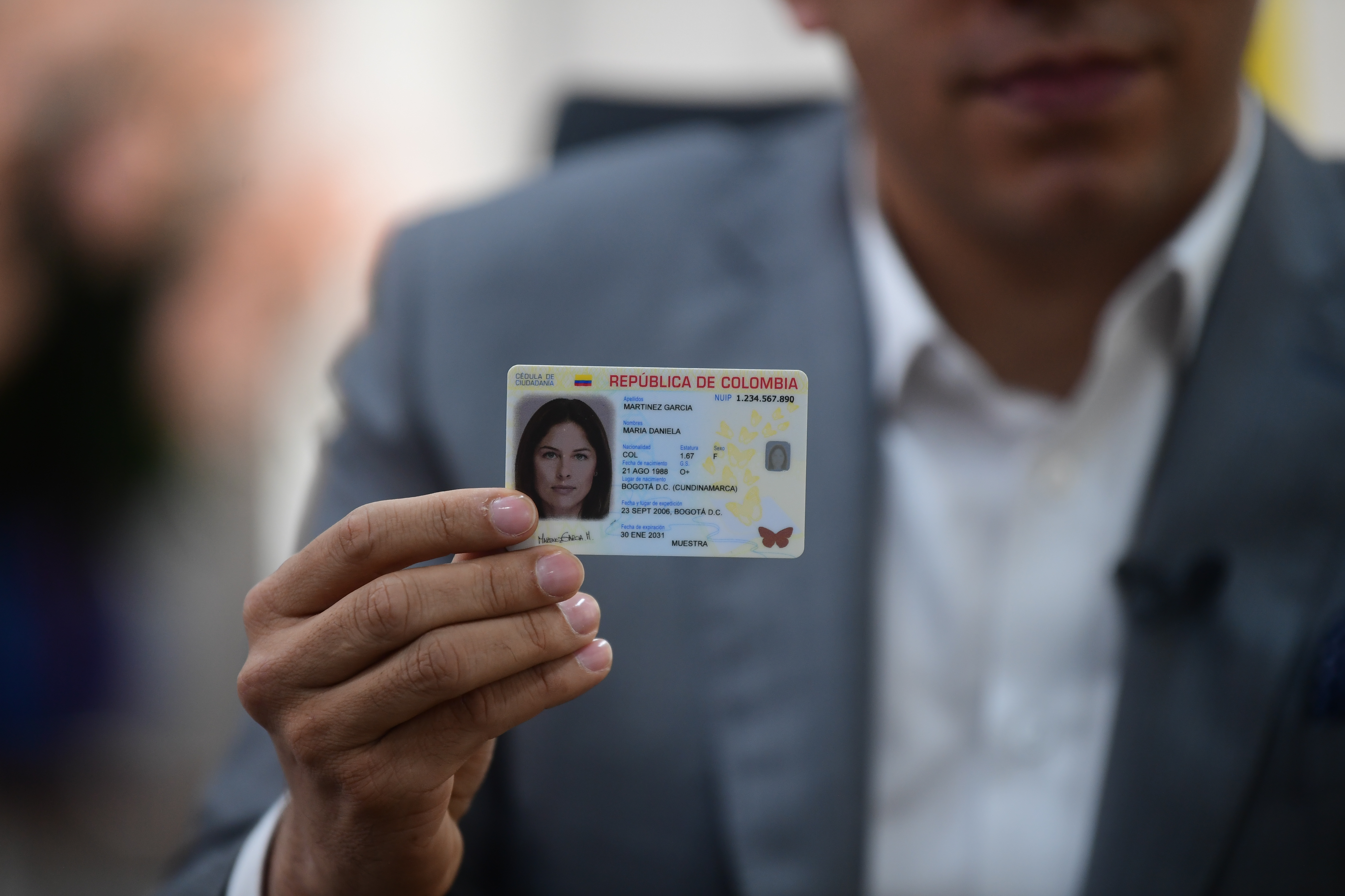 El registrador Alexánder Vega muestra el nuevo documento digital con el que contará el país.