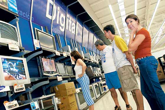 Confianza del consumidor se debilitó más en febrero