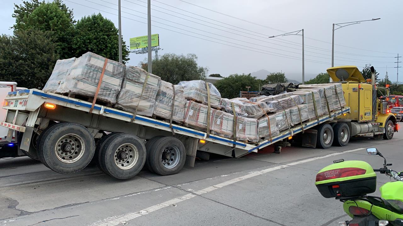 Afectaciones viales en Autonorte por tractocamión que se partió en dos en plena vía