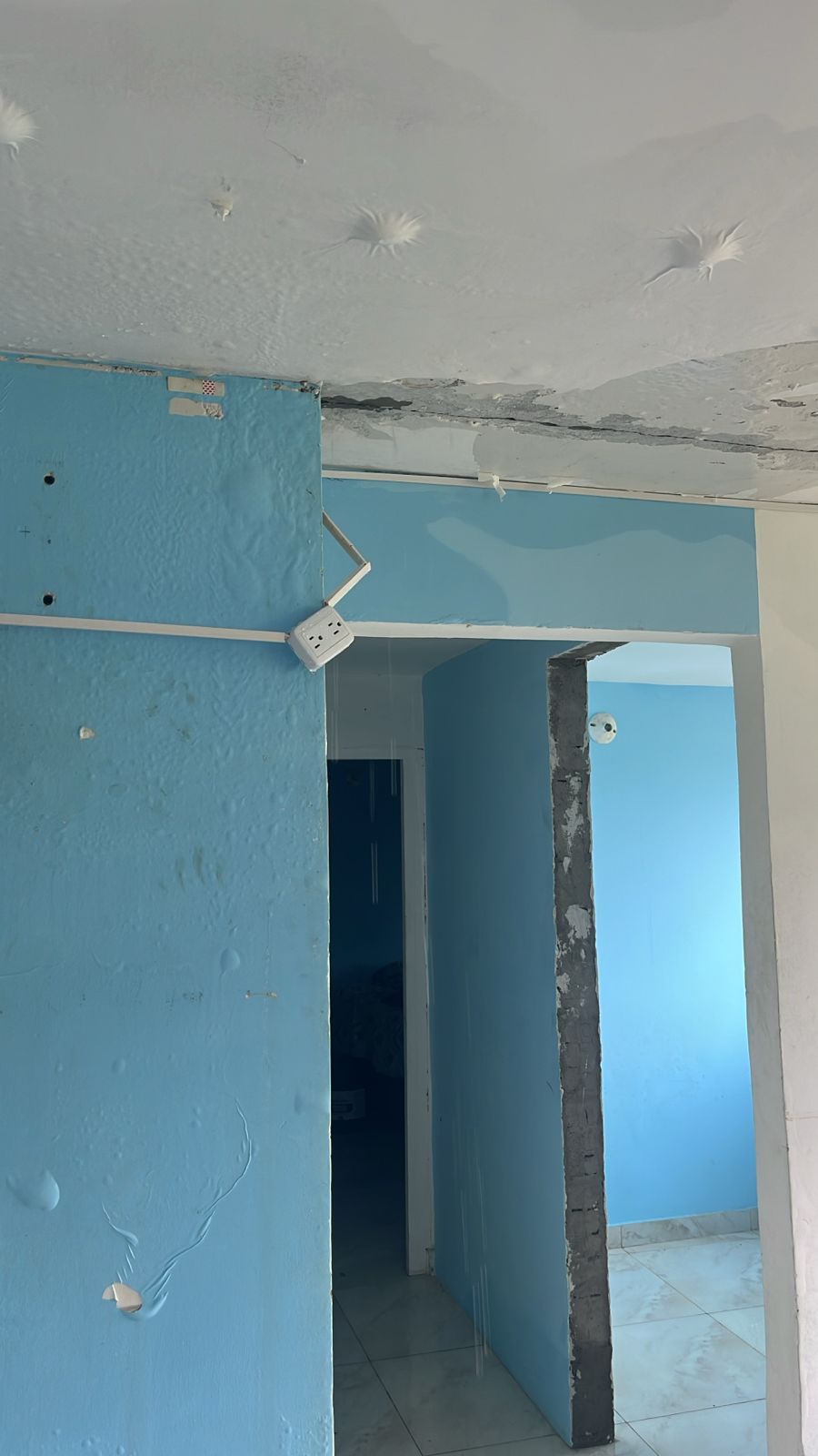 La casa de Humberto Morales tras la filtración de agua que ha afectado techos, paredes y lámparas.