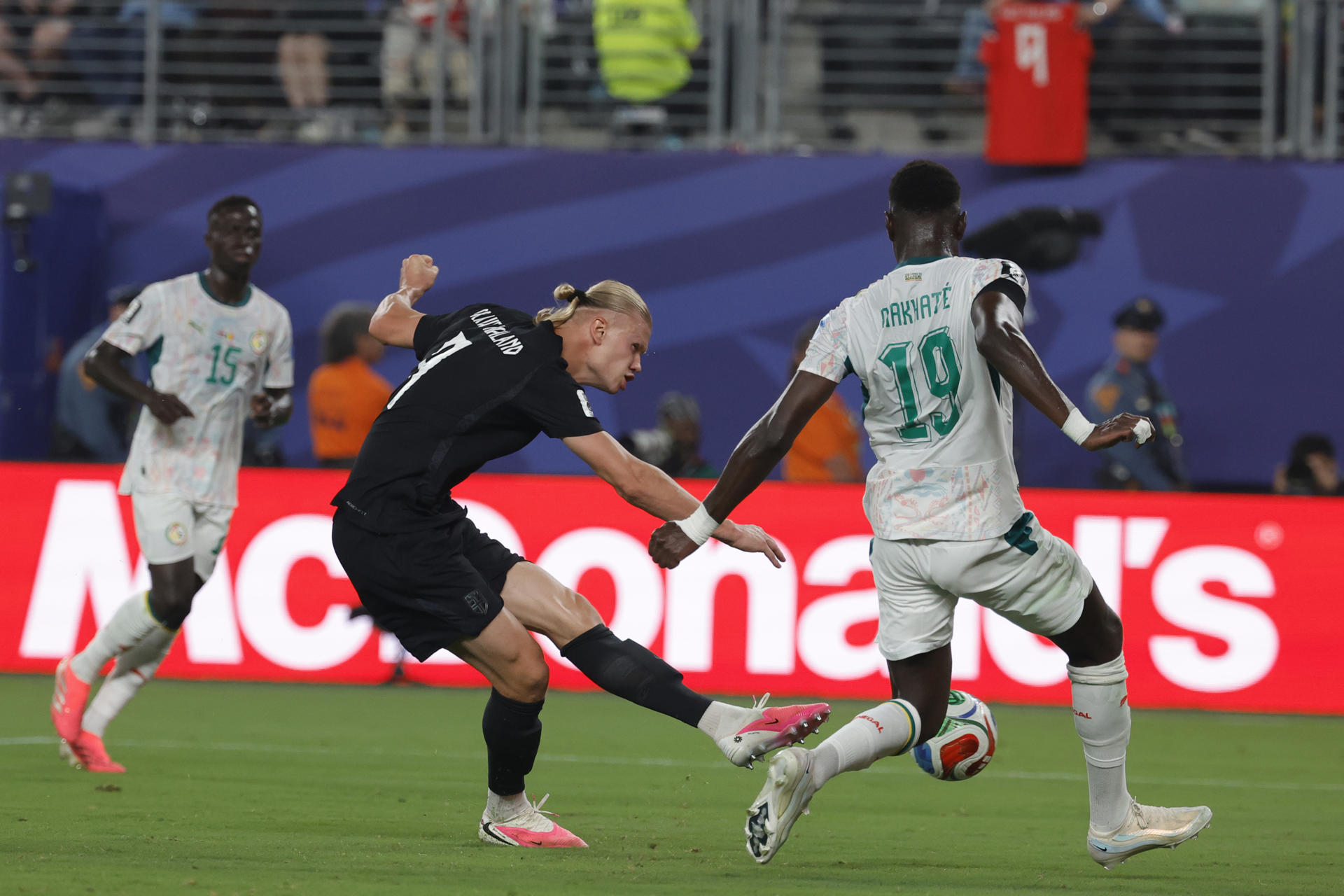 GR2077. NUEVA JERSEY (ESTADOS UNIDOS), 22/06/2026.- Erling Haaland (i) de Noruega disputa el balón con Moussa Niakhate de Senegal este lunes, en un partido del grupo I del Mundial de la FIFA 2026 entre Noruega y Senegal en el estadio MetLife en Nueva Jersey (Estados Unidos). EFE/ Sebastiao Moreria