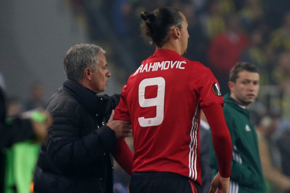 El portugués José Mourinho, entrenador del Manchester United, dándole indicaciones al delantero sueco Zlatan Ibrahimovic en el partido de Europa League. / AFP