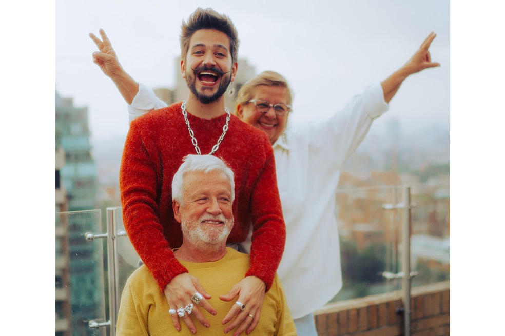 “Salí del covid” Camilo celebró su recuperación bailando con sus papás