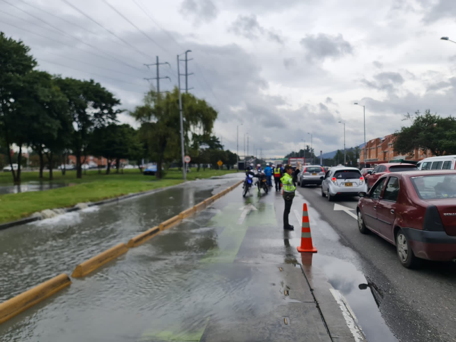 Inundación por tubo roto en la Autopista Norte de Bogotá causa monumental trancón