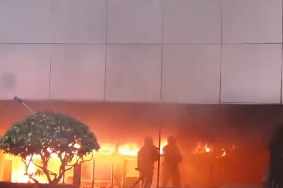 Con incendio en un Davivienda terminó el quinto día de protestas en Bucaramanga