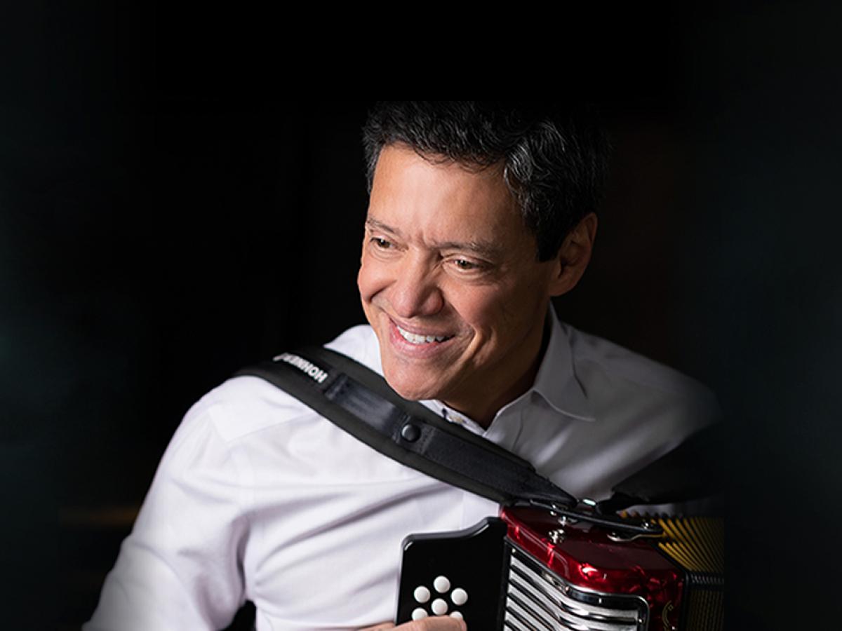 Su sencillez nos llevó de la mano, para hacer un  recorrido sobre esa vida dedicada a la música vallenata como acordeonero, pianista y cantautor consumado.