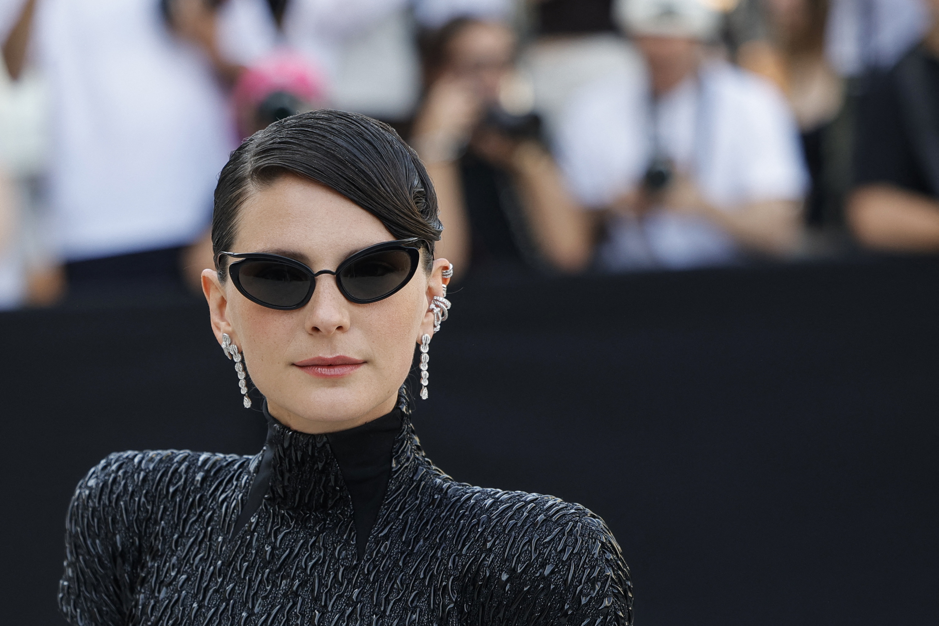 La directora y guionista francesa Josephine. Titulada “El abismo”, la propuesta de Schiaparelli para la temporada otoño-invierno 2026-2027 estuvo repleta de corsés ultraceñidos en materiales sintéticos combinados con faldas bordadas transparentes o pantalones recubiertos de perlas. / Japy Geoffroy Van Der Hasselt. / AFP